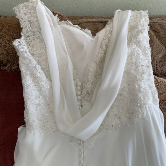 Beautiful Mori Lee Ivory Wedding Dress - Picture 5 of 14